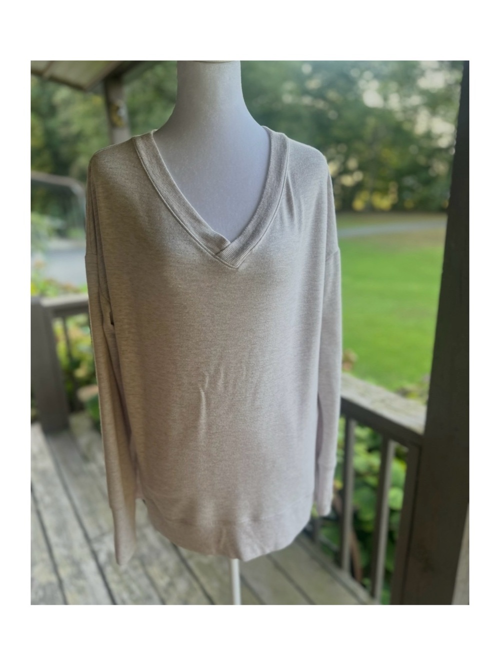 Athleta Sandstone Heather V-Neck Pullover Sweatshirt with Thumbholes Size Medium
